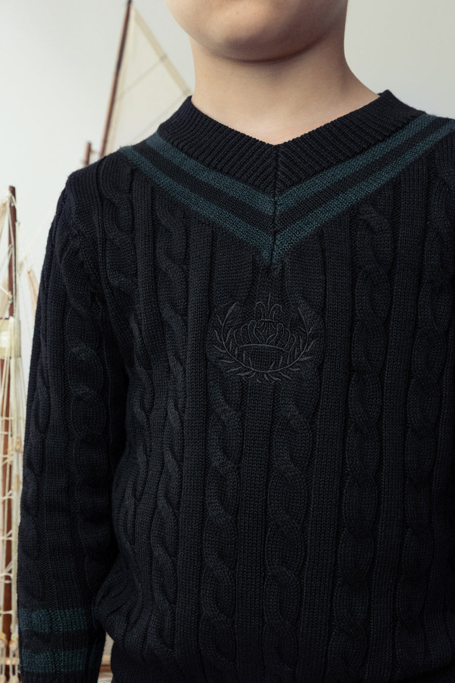 GREEN CABLE V-NECK EMBLEM KNIT